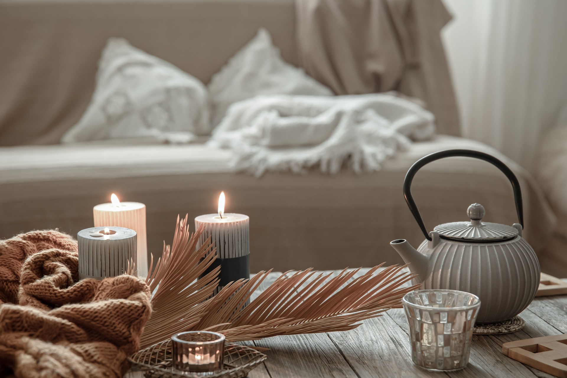 Découvrez nos bougies artisanales, chaussons moelleux et couvertures douces conçues pour vous offrir un maximum de détente au quotidien.